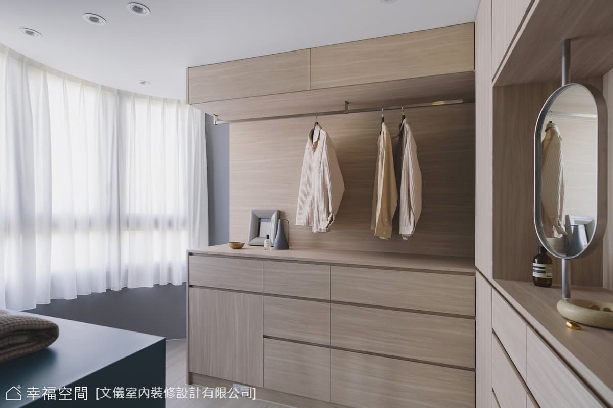 現代更衣室木質收納