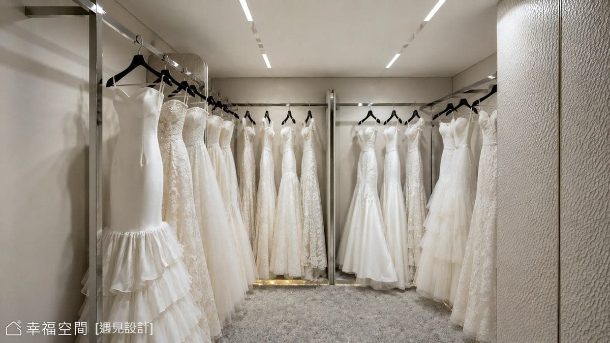 現代更衣室婚紗展示