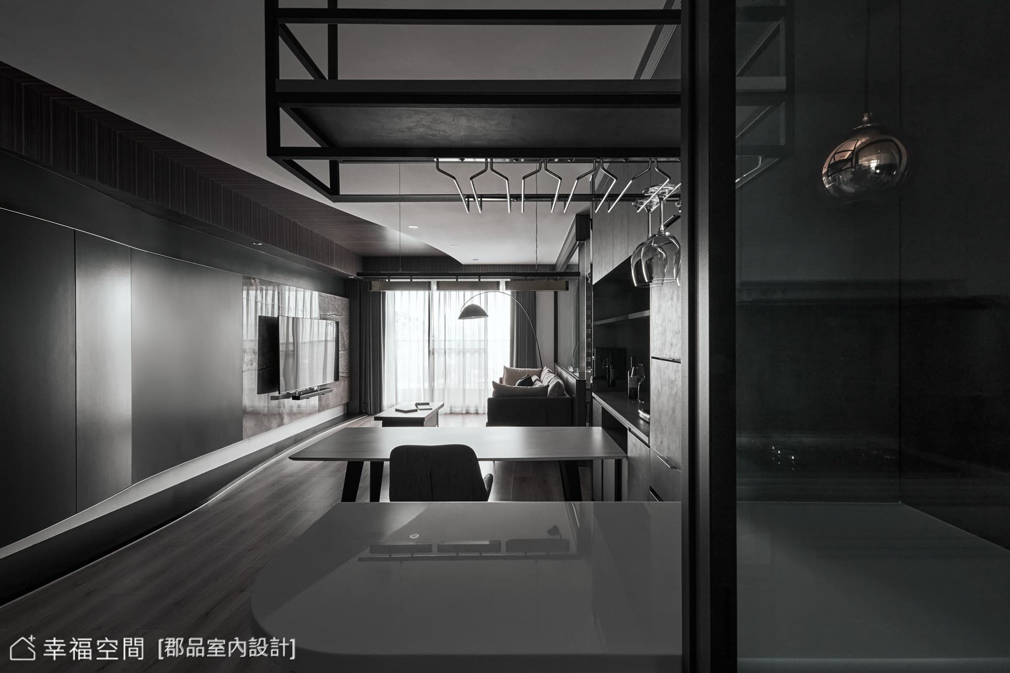現代風客廳深色沉穩