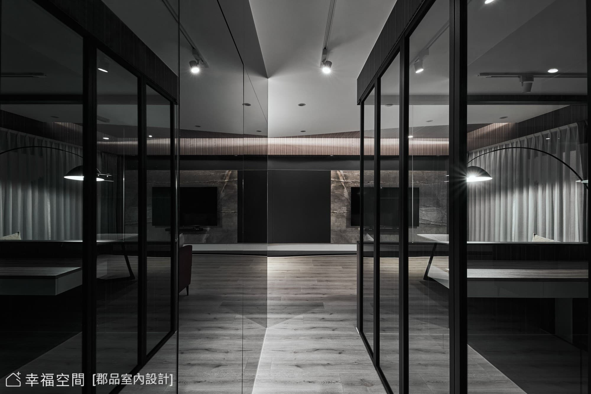現代風書房鏡面設計