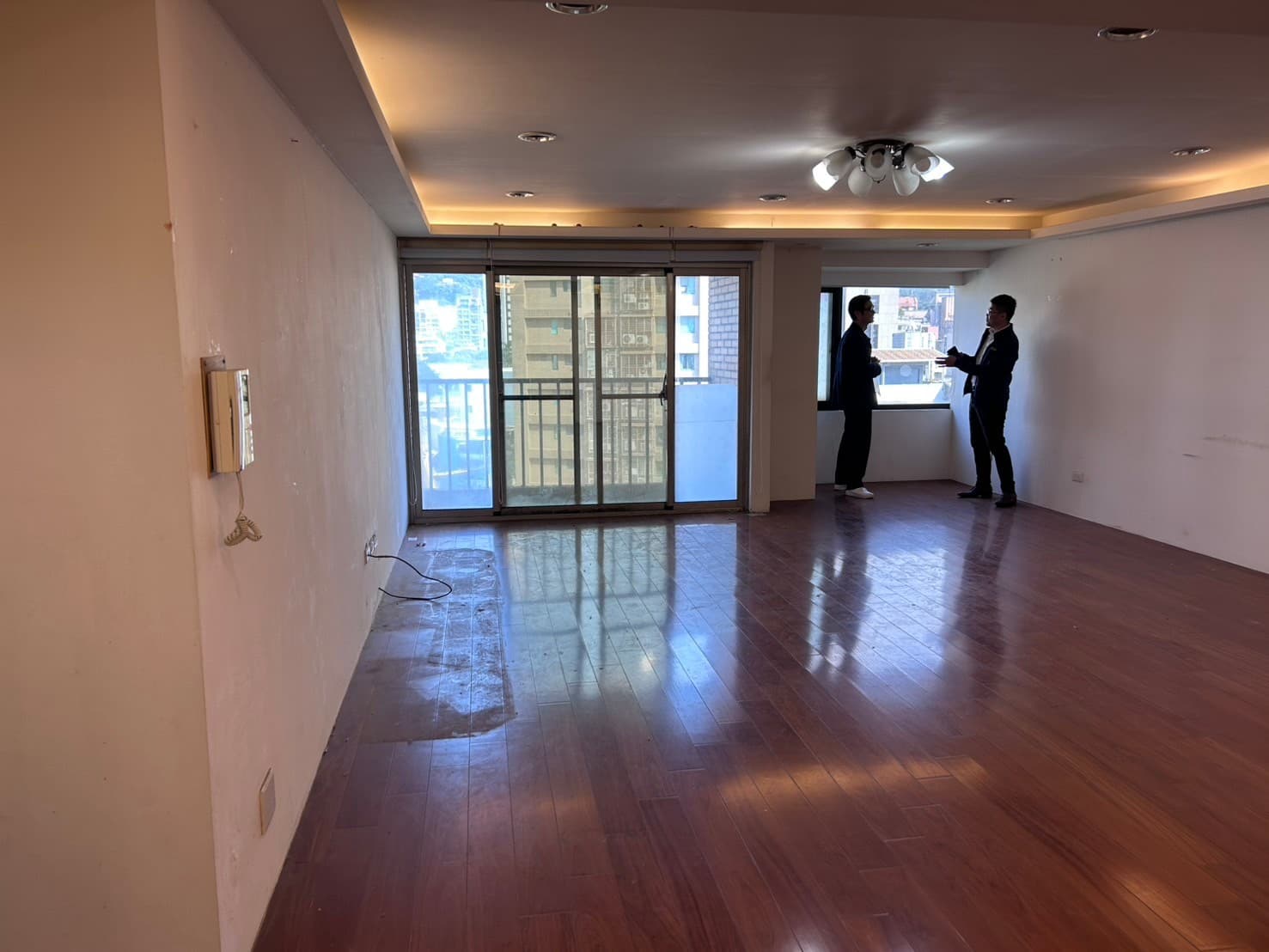 現代風客廳木質地板