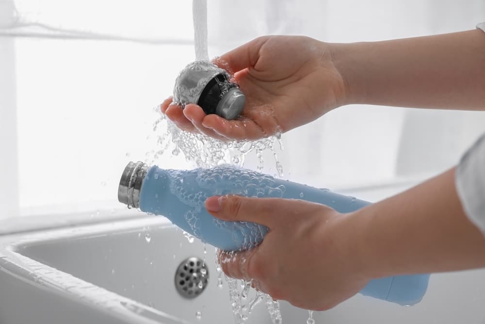 孩子的水壺只裝白開水，用清水沖洗就可以？醫師提醒：清水洗不掉細菌