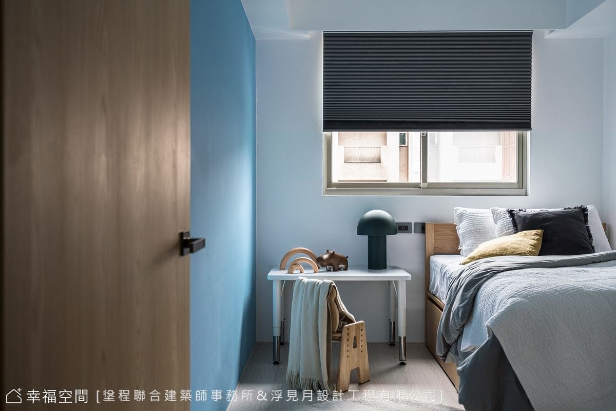 灰階×原木調和自然質地 描繪恬靜居宅生活感