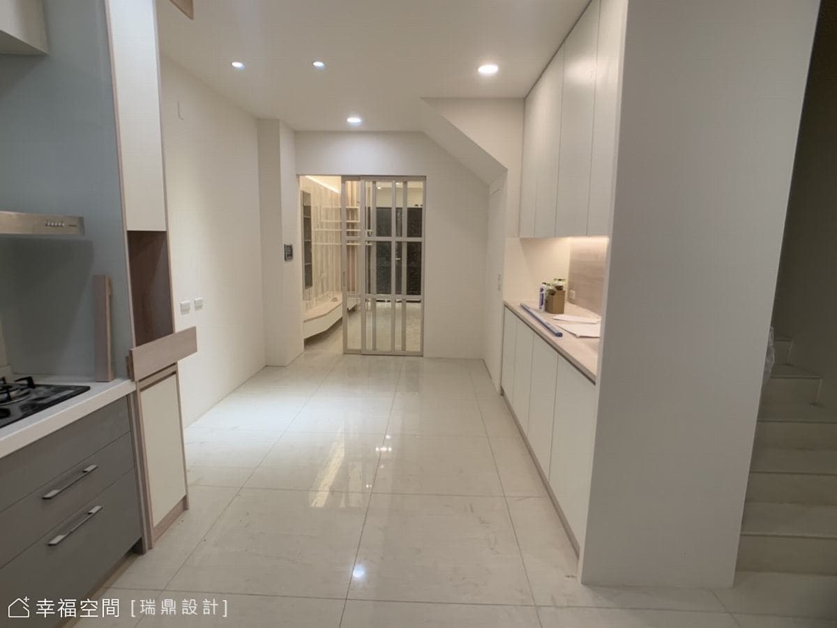 明亮色調鋪敘空間底蘊 砌築舒心現代宅邸│35坪