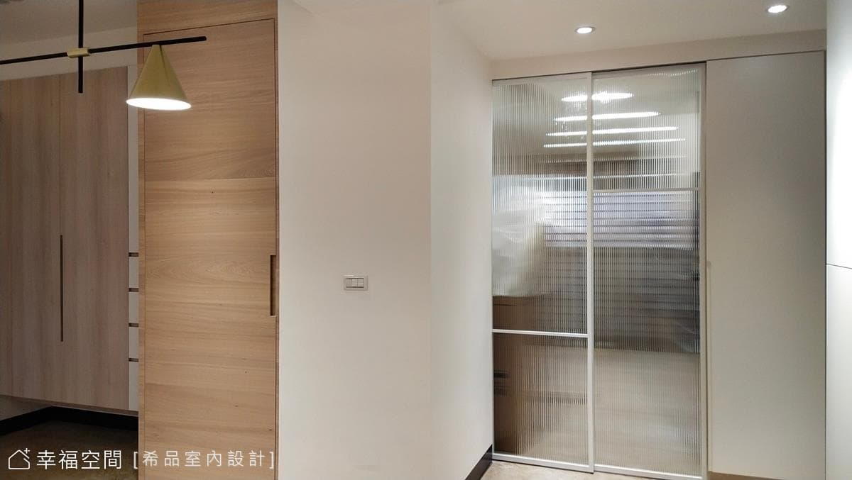 溫潤木色×極簡線條，不落俗套的生活品味｜休閒多元｜35坪