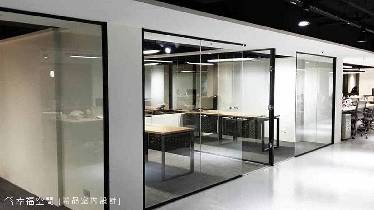 穿梭於沉斂黑灰白中，以材質表述企業創新精神｜工業風｜167坪