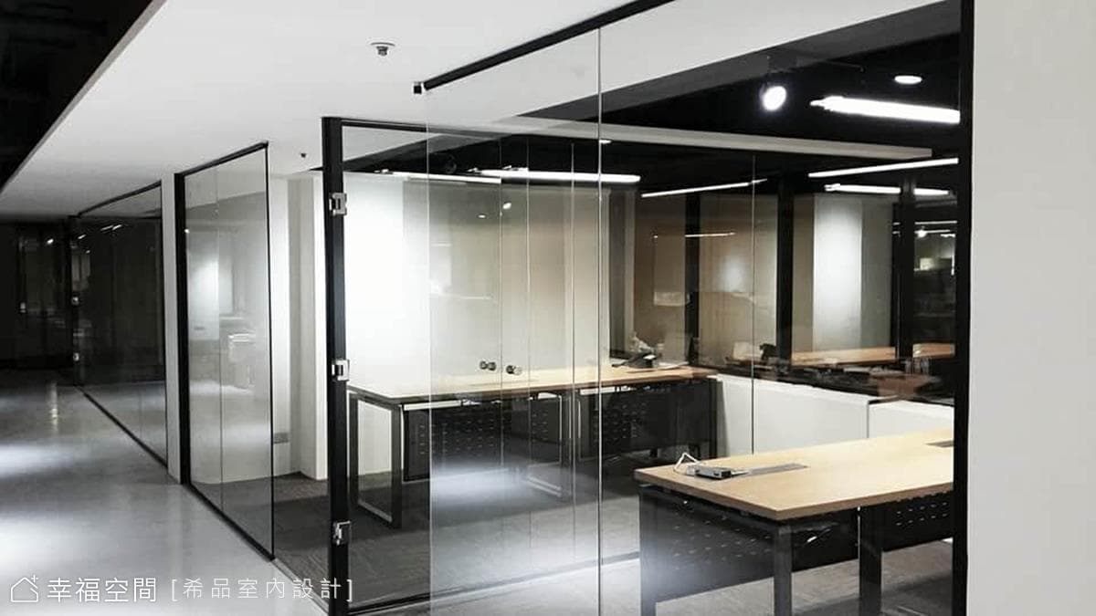 穿梭於沉斂黑灰白中，以材質表述企業創新精神｜工業風｜167坪