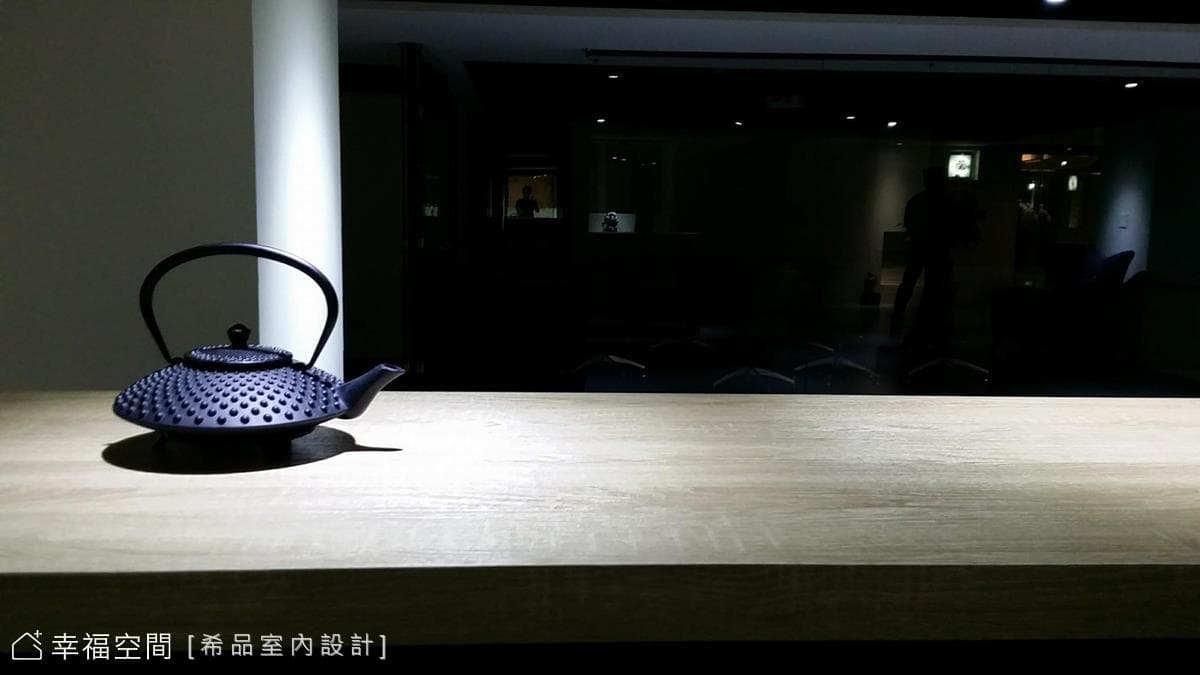 穿梭於沉斂黑灰白中，以材質表述企業創新精神｜工業風｜167坪