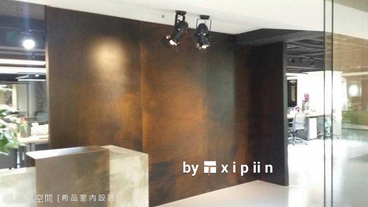 穿梭於沉斂黑灰白中，以材質表述企業創新精神｜工業風｜167坪