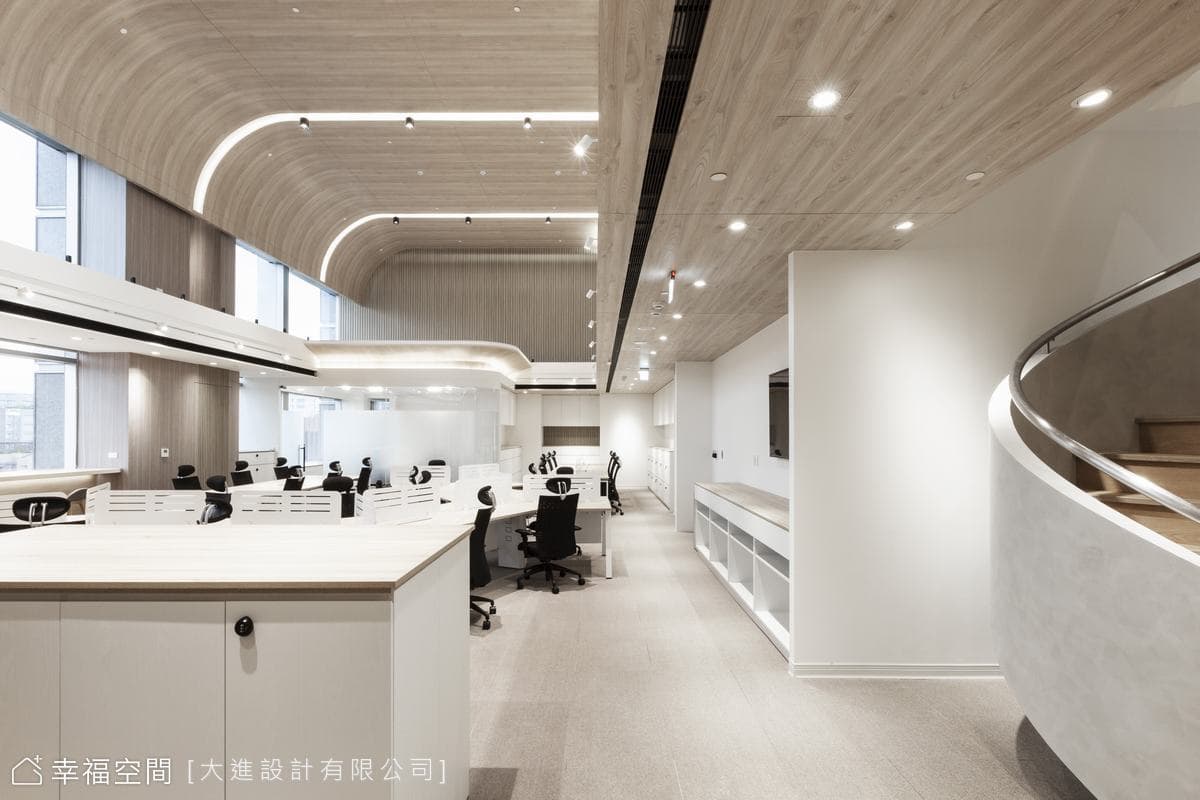 挑高日系辦公空間 結合侘寂與自然的簡約美學│230坪