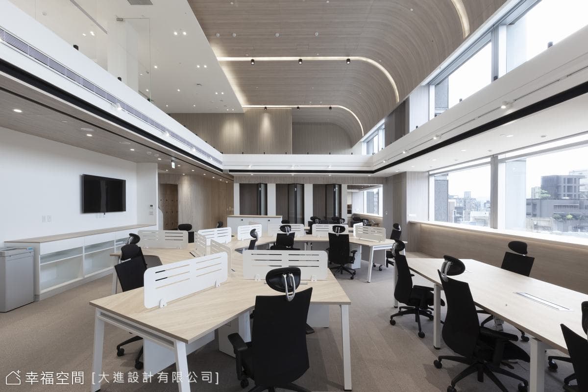 挑高日系辦公空間 結合侘寂與自然的簡約美學│230坪