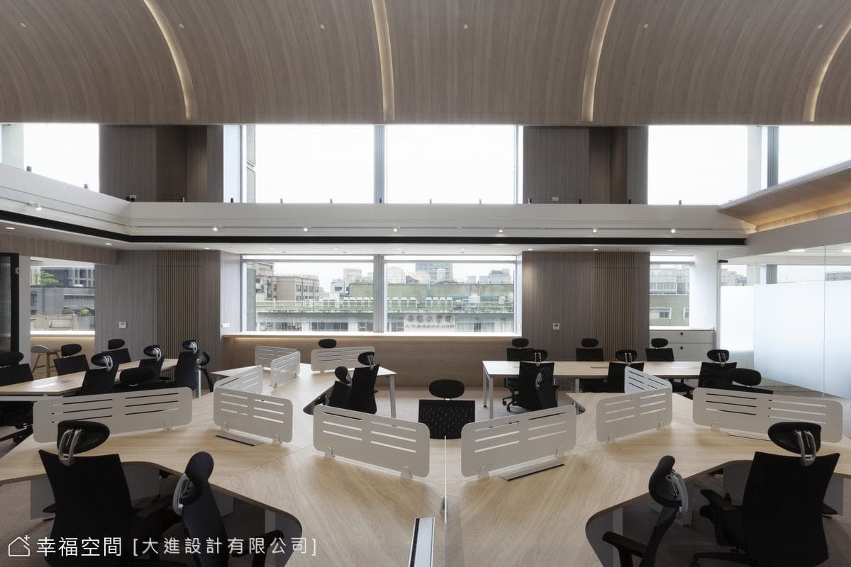 挑高日系辦公空間 結合侘寂與自然的簡約美學│230坪