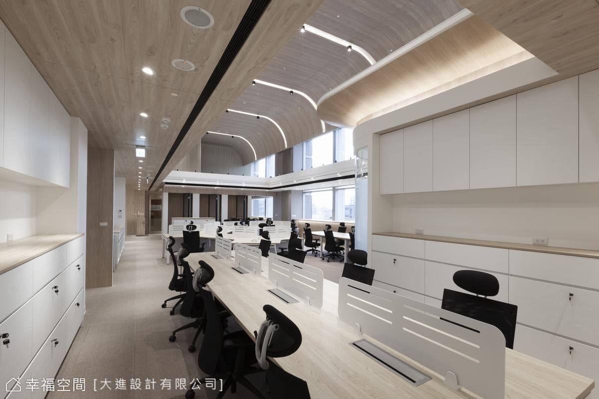 挑高日系辦公空間 結合侘寂與自然的簡約美學│230坪