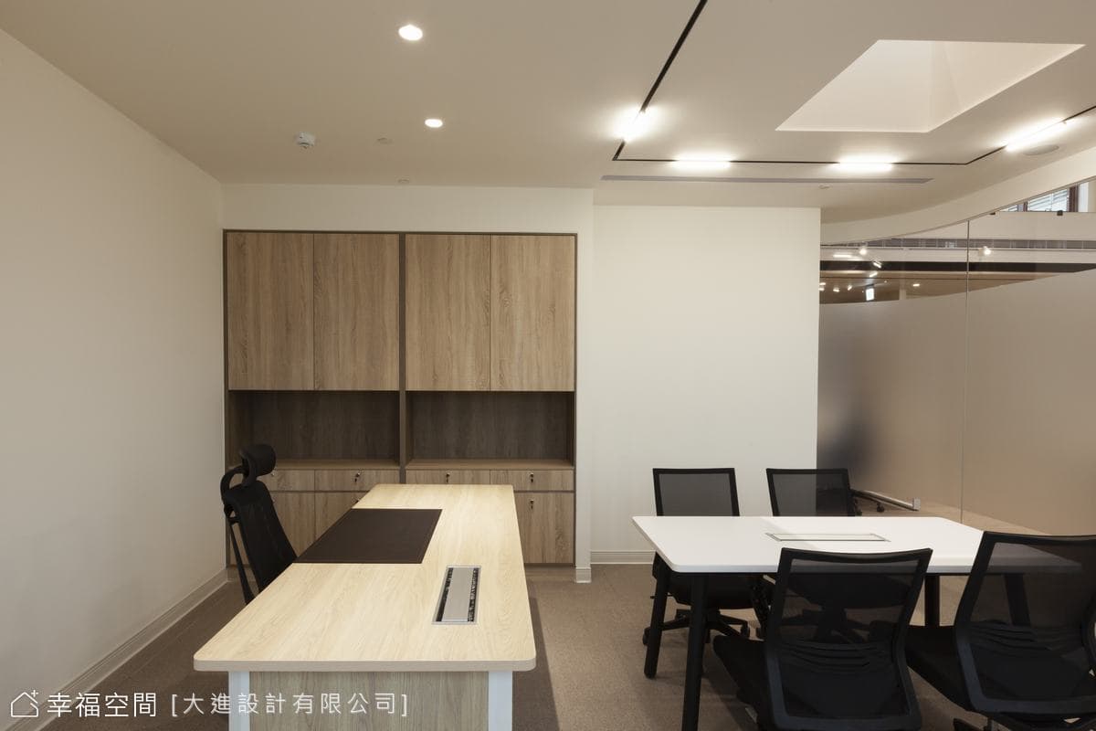 挑高日系辦公空間 結合侘寂與自然的簡約美學│230坪