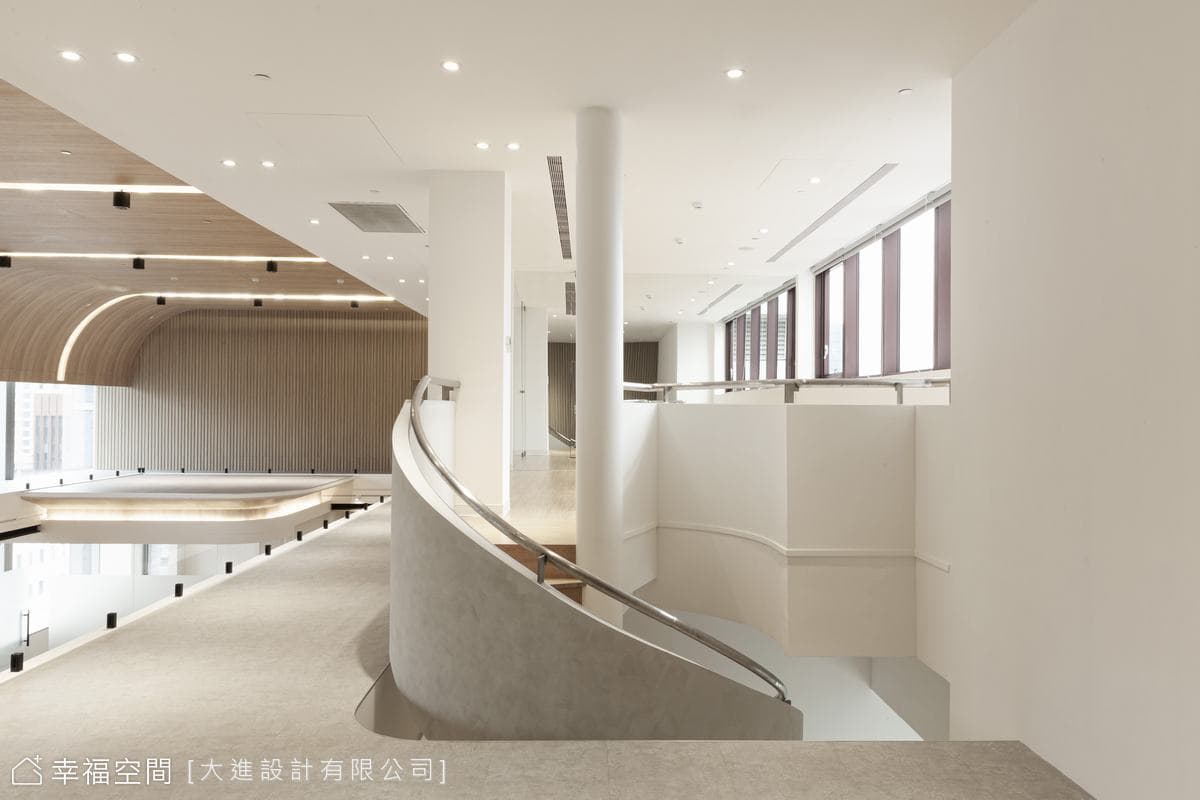 挑高日系辦公空間 結合侘寂與自然的簡約美學│230坪