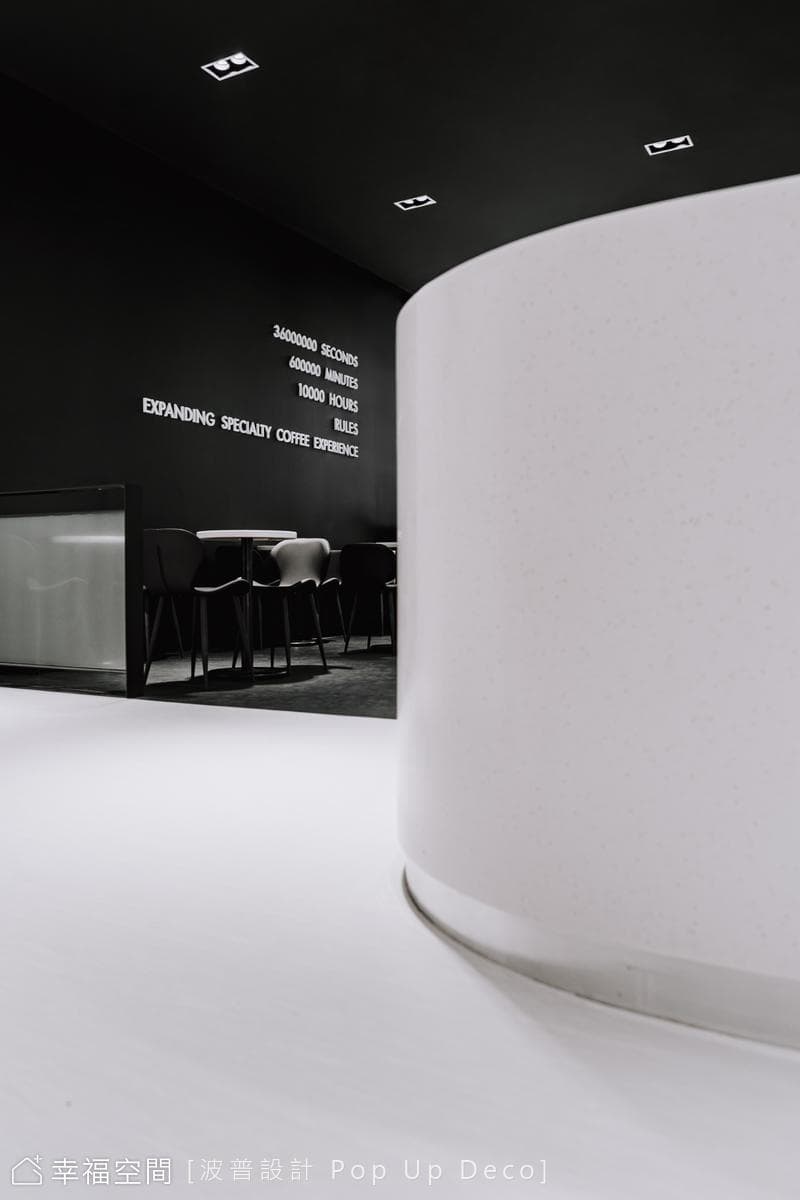 Ten Thousand Coffee|黑白|27坪