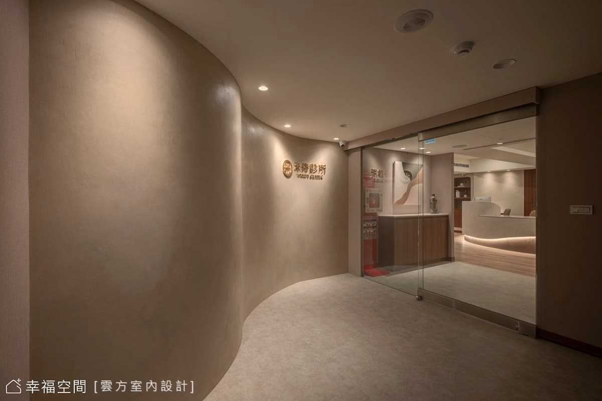 揮別冰冷印象  百坪診所體現家的溫潤自在｜現代風｜100坪
