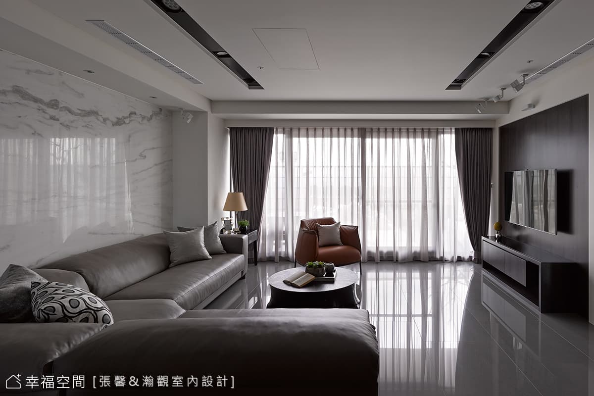 沙發背牆