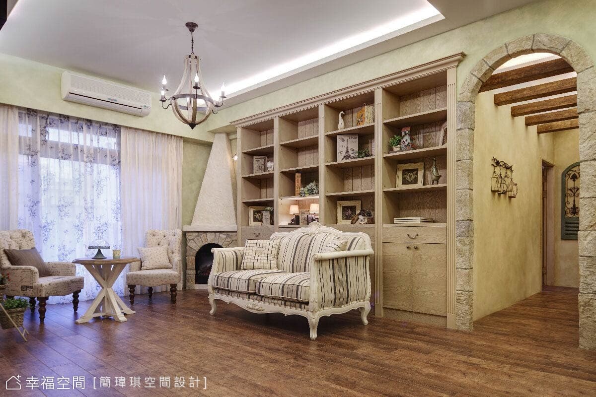 沙發背牆