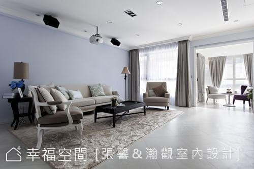 沙發背牆