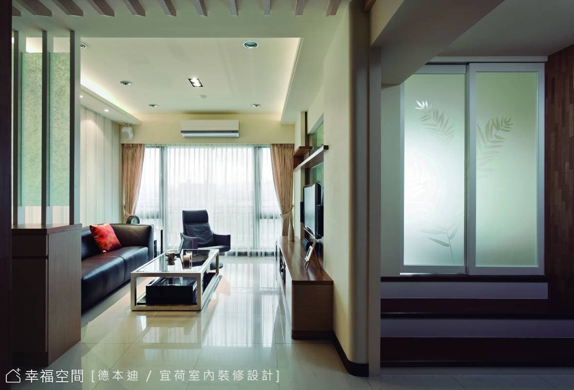 玄關望向客廳、和室