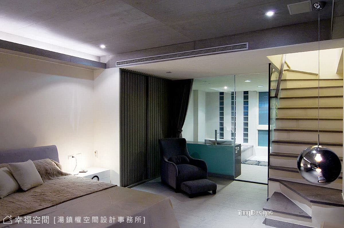 主臥望向衛浴