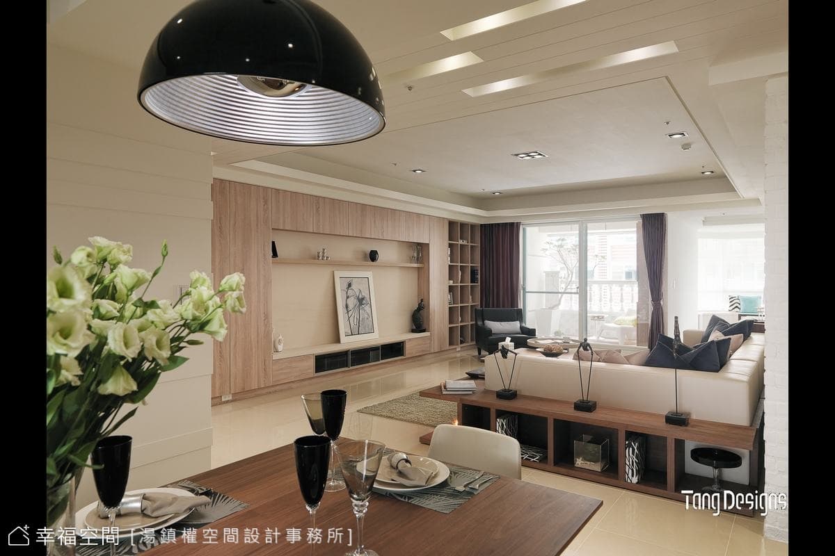 餐廳望向客廳