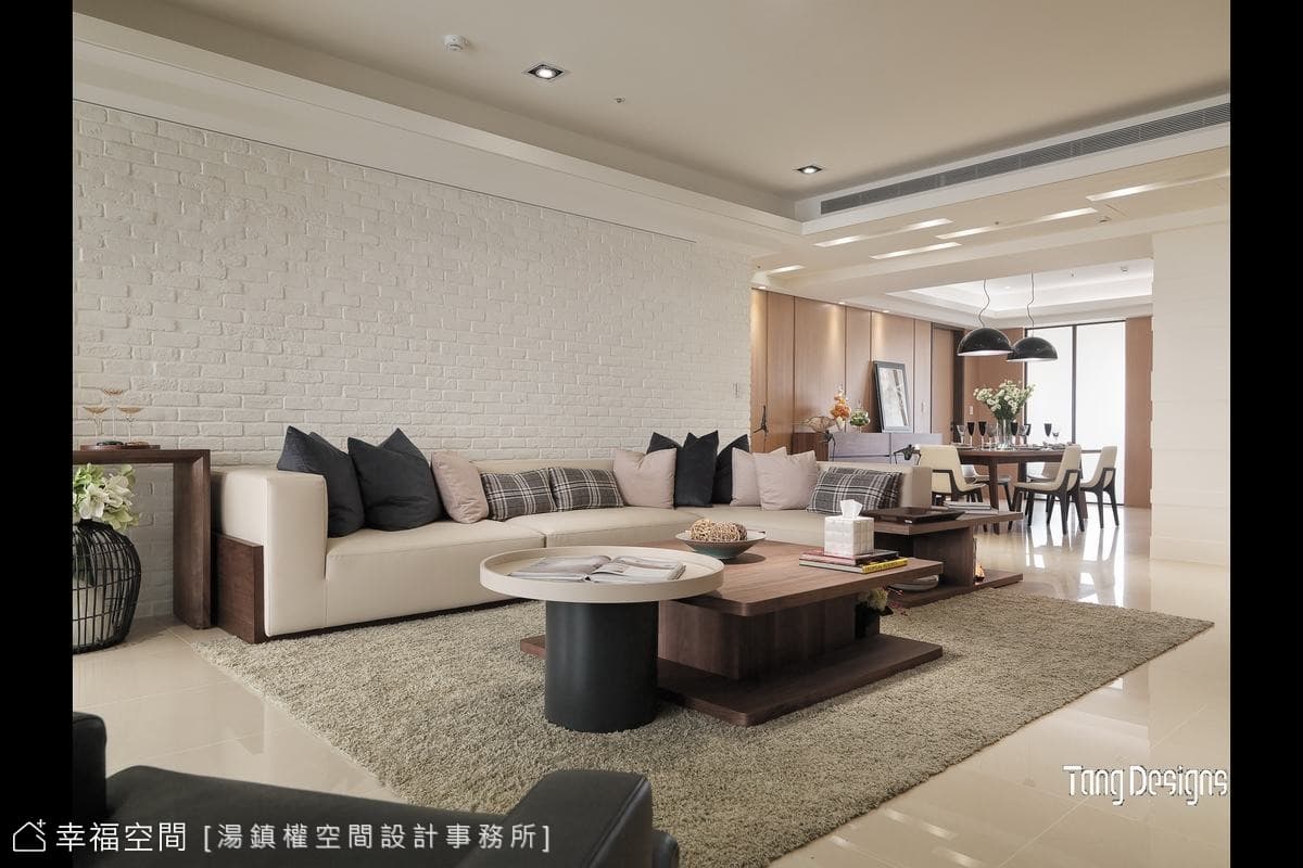 客廳望向餐廳