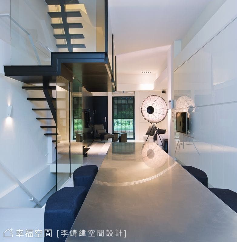 餐廳望向客廳