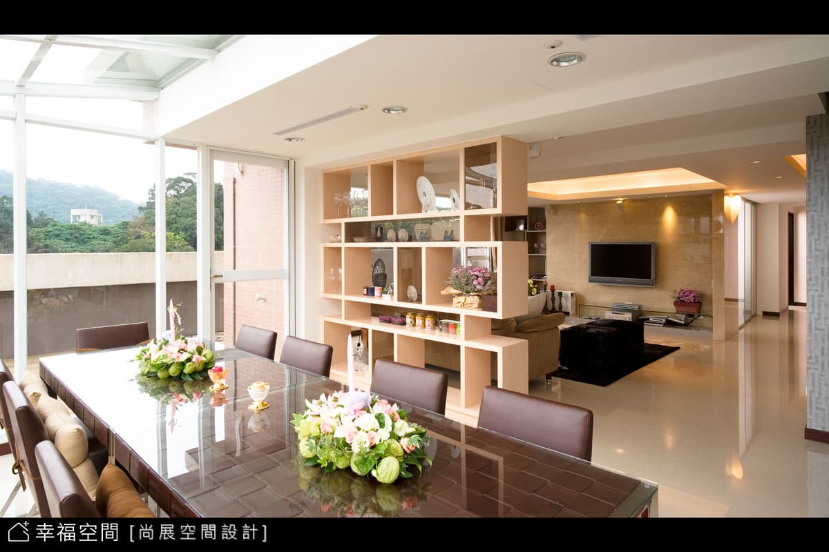 餐廳望向客廳