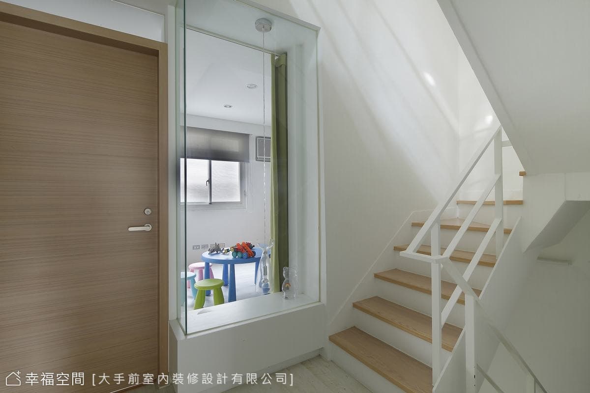 主臥望向小孩房