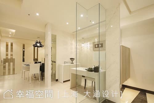 餐廳望向客廳