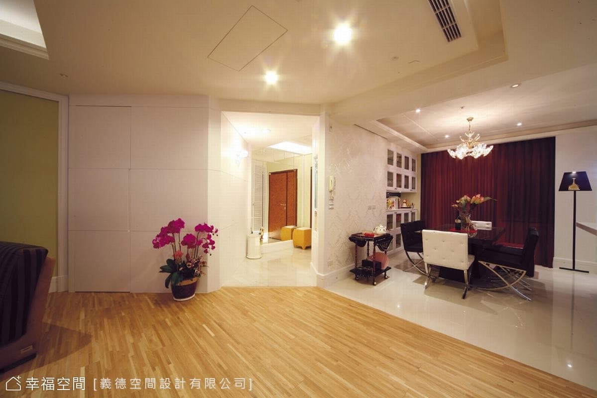 客廳往玄關方向