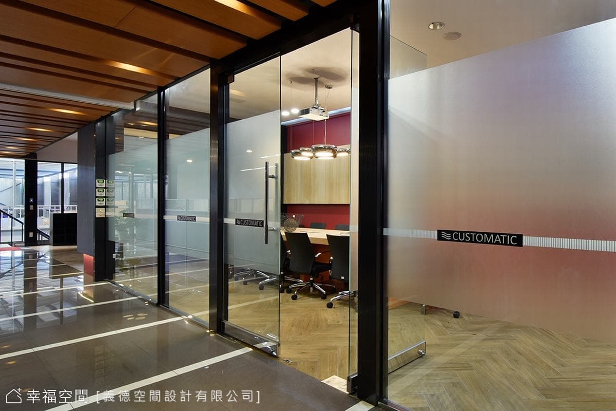 現代風格，演繹時尚多功能工作空間，鋼鐵俠、按摩椅……讓你感受不一樣的辦公環境