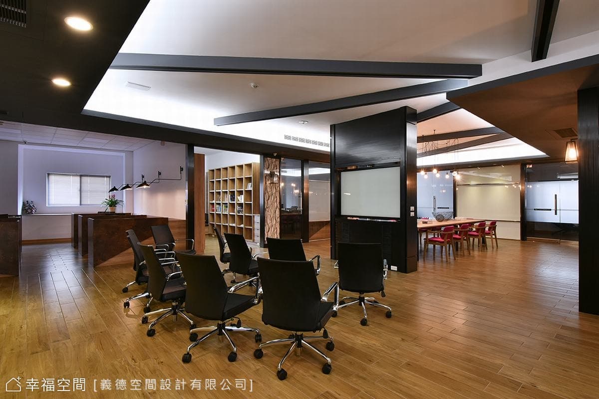 現代風格，演繹時尚多功能工作空間，鋼鐵俠、按摩椅……讓你感受不一樣的辦公環境