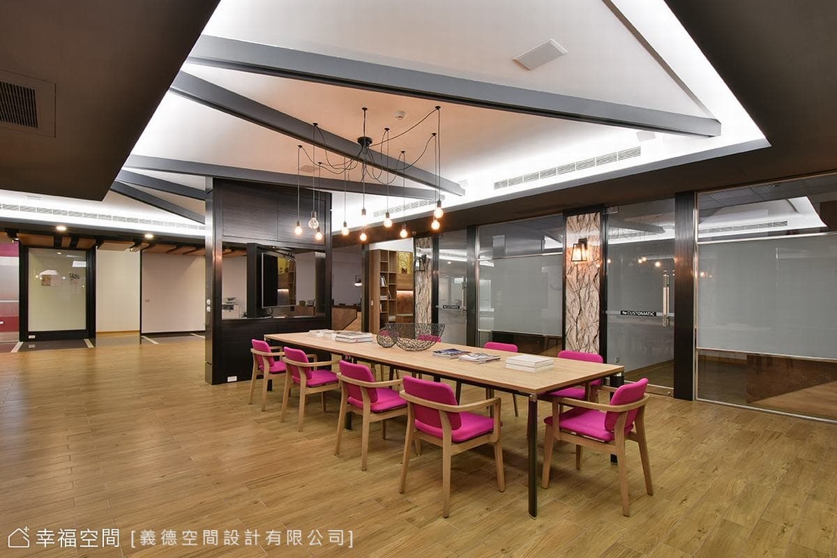 現代風格，演繹時尚多功能工作空間，鋼鐵俠、按摩椅……讓你感受不一樣的辦公環境