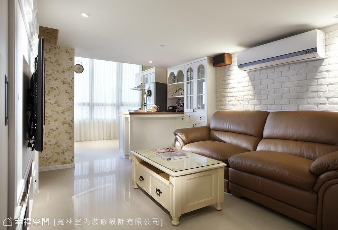 客廳望向廚房