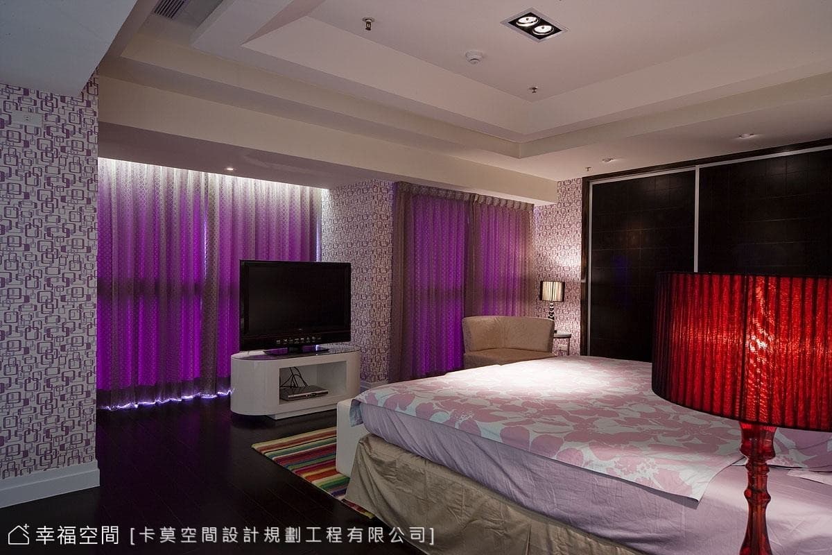 從臥眠區望向落地窗