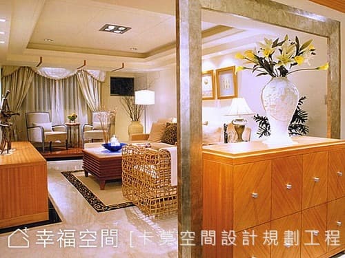 餐廳望向客廳
