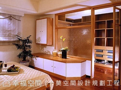 主臥室望向更衣室