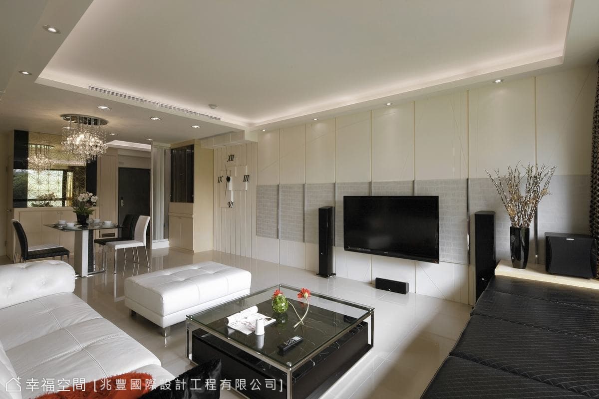 客廳望向餐廳