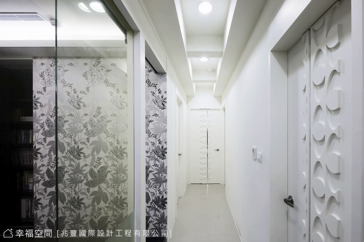 雕花門片