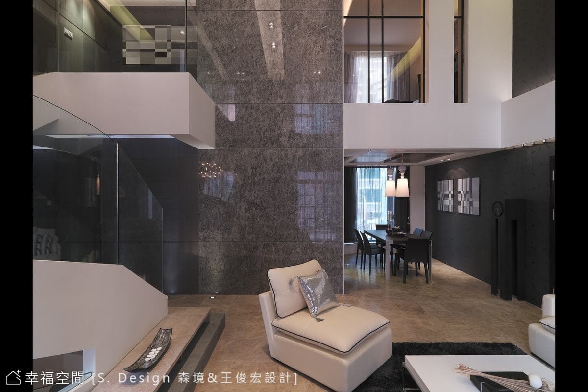 客廳望向餐廳