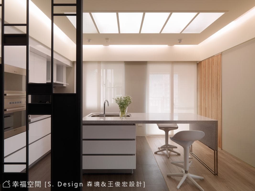 隔屏望向餐廳