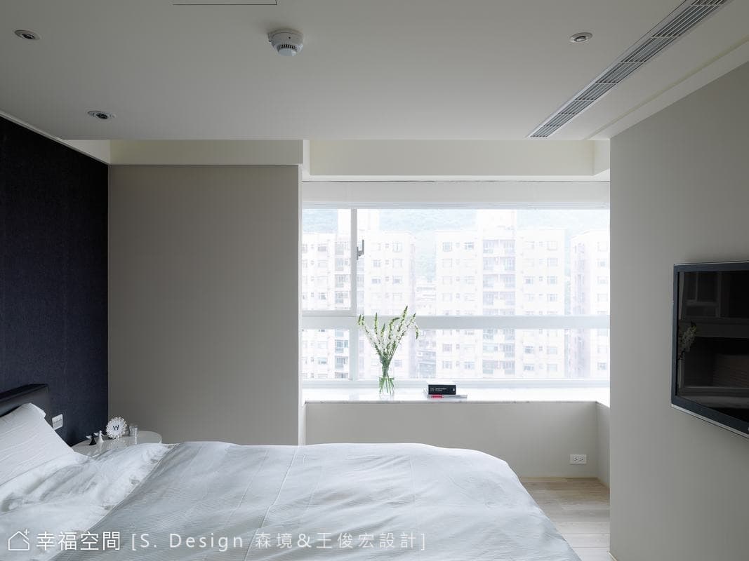 主臥床頭
