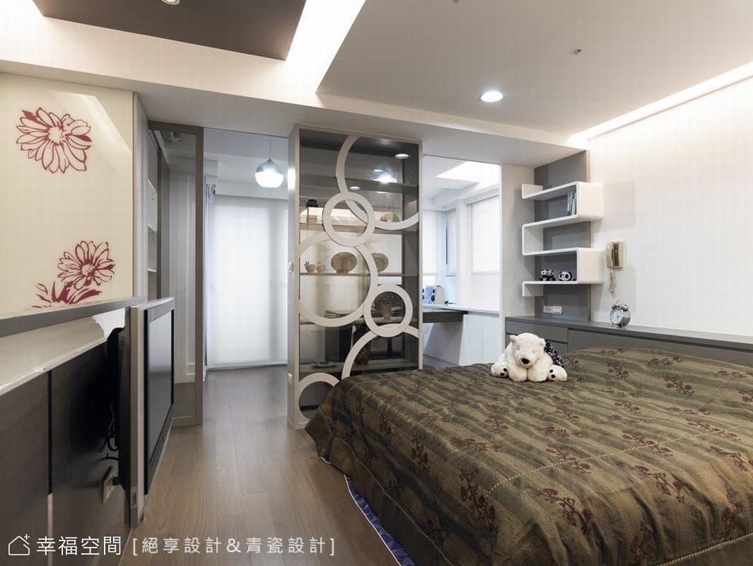 從臥房望向書房