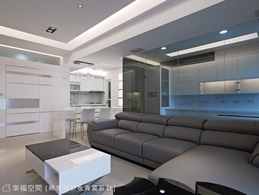 客廳望向餐廳