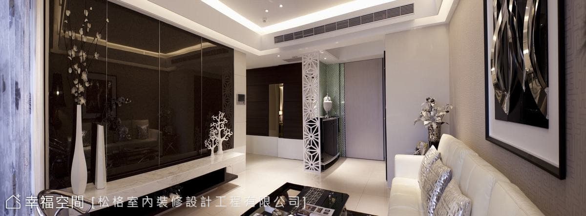 客廳望向玄關