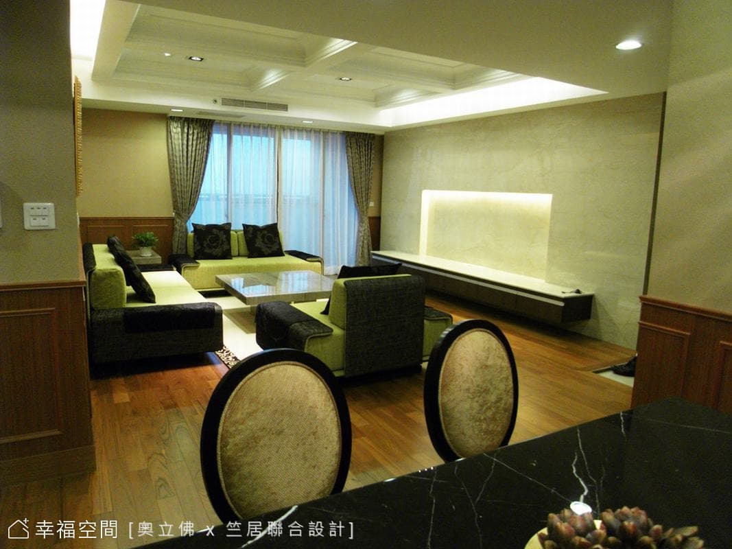 餐廳望向客廳