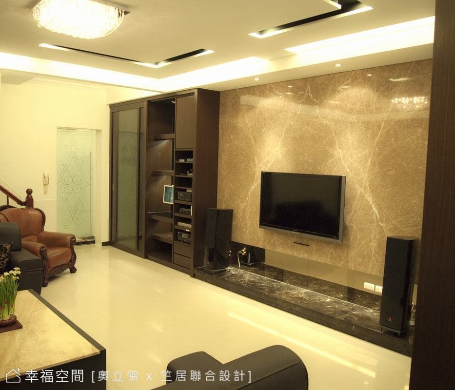 玄關望向客廳